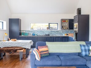 Möbel, Interior Design, Flooring, Küche, Holz, Decke, Fussboden, Zimmer, Cabinetry, Beleuchtung