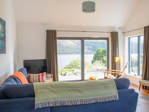 Möbel, Interior Design, Flooring, Couch, Textil, Zimmer, Fussboden, Beleuchtung, Zuhause, Wohnzimmer