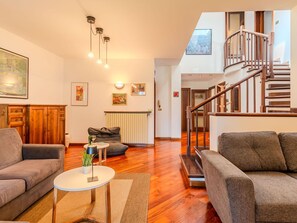 Interior Design, Möbel, Flooring, Couch, Fussboden, Decke, Holz, Zimmer, Wohnzimmer, Fernsehen