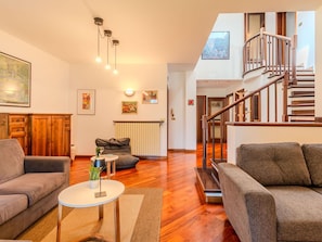 Interior Design, Möbel, Flooring, Couch, Fussboden, Decke, Holz, Zimmer, Wohnzimmer, Fernsehen