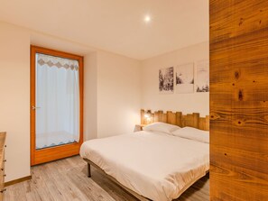 Wood, Interior Design, Bedroom, Apartment, Bed Sheet, Wood Stain, Bedding, Bed, Plank, Hardwood