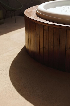 Outdoor spa tub