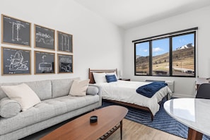 Pioche Village 2334- Studio Queen Bed and Sitting Area
