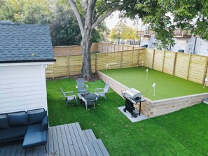 Oakwood Oasis: Fenced in Backyard with Fire Pit, Gas Grill, Putting Green and Cornhole. 