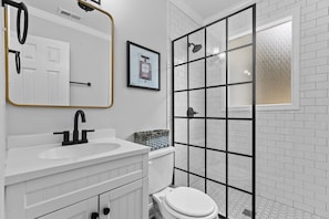 Oakwood Oasis Deux: Shared Bathroom with Shower.