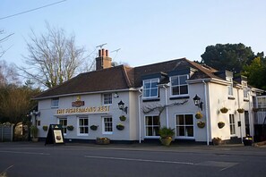 THe Local, Great food, warm welcome, outdoor seating 4 mins walk
