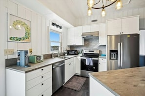 All modern appliances to make meal preparation a breeze.