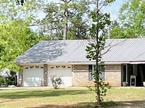 Guesthouse. We can also offer a coverage garage with a secondary entry.