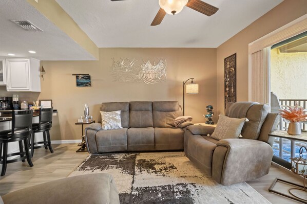 Relax together with a movie after a day on the beach in the living room