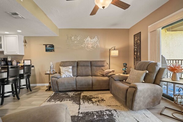 Relax together with a movie after a day on the beach in the living room