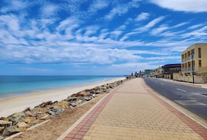 Just a two-minute walk brings you to the golden sands of Somerton Park Beach—perfect for morning dips or sunset strolls.