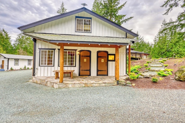The parking area is situated just steps away from the cabin’s main entrance, making it easy to load and unload luggage.