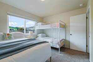 Downstairs "Bunk Room" - Two Twins, One Queen, One Roll-away Twin