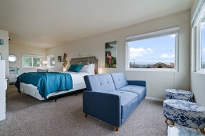 Upstairs Master Suite - King Bed & Fold Down Sofa
