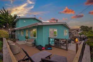Fully Loaded Patio! Games, Loungers, Grill & Firepit!