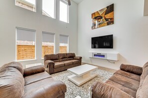 Living Room | 1st Floor | Sleeper Sofa | Smart TV | Free WiFi