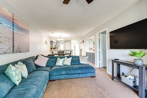 Living Room | Central A/C & Heat | Free WiFi | Smart TV