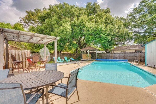 Pensacola Vacation Rental | 3BR | 2BA | 1,400 Sq Ft | 2 Steps Required