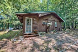 Single-Story Cabin | Lake View | Fishing On-Site