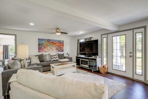 Living Room | 1st Floor | Smart TV