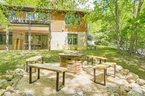 House Exterior | Covered Patio | Cornhole | Gas Fire Pit | Private Yard
