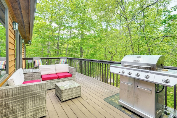 McGaheysville Vacation Rental | 4BR | 2.5BA | 1 Step to Enter | 3,422 Sq Ft