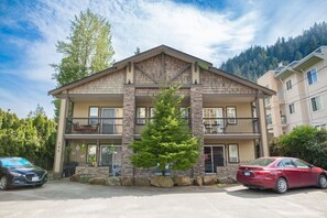 Welcome to Cedar Springs, a peaceful 12-unit building.