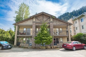 Welcome to Cedar Springs, a peaceful 12-unit building.