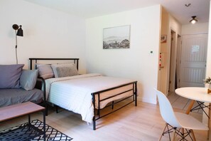 Cozy double bed and futon bed with fresh linens and comfy pillows.