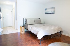 Cozy double bed with fresh linens and comfy pillows.