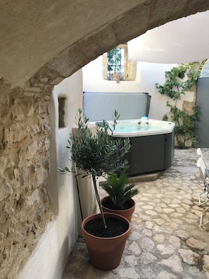Outdoor spa tub