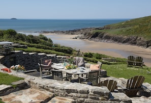 The Perch at Rockside, Polzeath: With glistening sea views and direct access to Baby Bay Beach