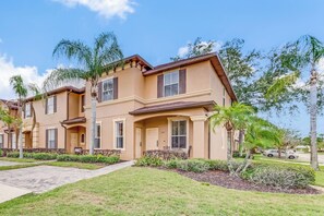 Welcome to Laura’s Villa at Regal Palms!