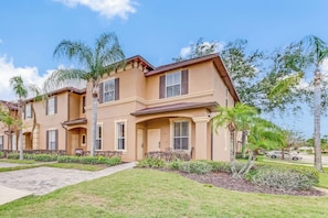 Welcome to Laura’s Villa at Regal Palms!
