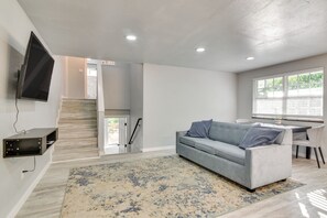Living Room | 1st Floor | Smart TV | Queen Sleeper Sofa | Free WiFi
