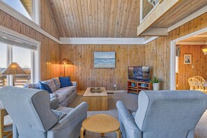 Mid-Level Living Room with Deck Access