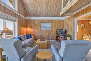 Mid-Level Living Room with Deck Access