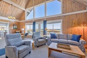 Mid-Level Living Room with Deck Access