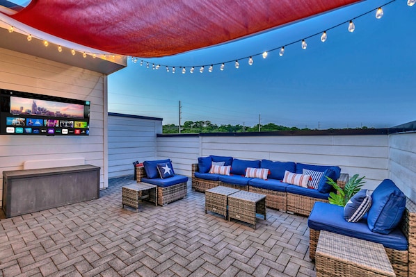 Relax in style on this chic rooftop deck in Downtown Nashville. Enjoy cozy seating, skyline views, and a TV for perfect evenings—ideal for reunions or bachelorette parties!