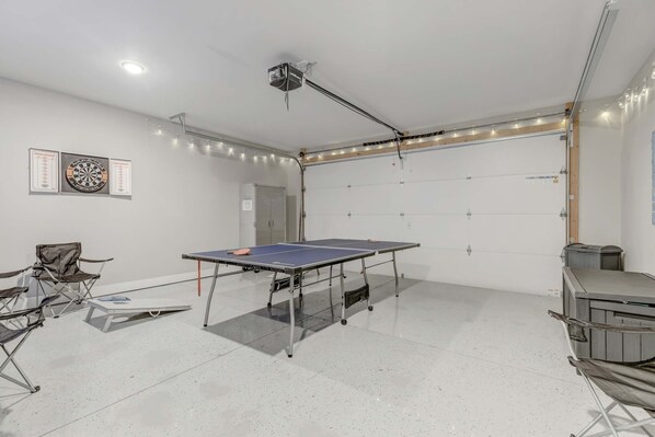 Unleash your competitive spirit in this spacious game room, ideal for friendly tournaments! Enjoy ping pong, darts, and more while making unforgettable memories in Music City!