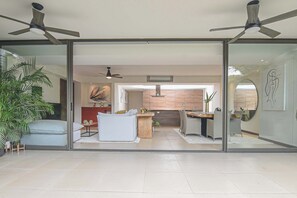 Vista general de la sala de estar. Disfruta del jardin privado con vistas panorámicas