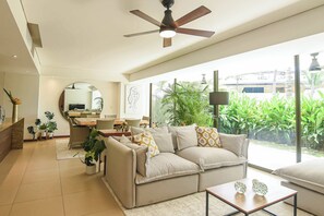 Zona de estar con vista al jardín privado