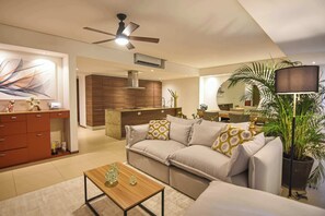 Sala de estar con acceso a la cocina completa. Comedor para 6 personas. El área cuenta con ventiladores de techo y aire acondicionado