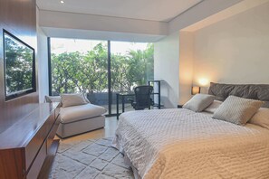 Habitación principal con vista al jardín privado. Cuenta con persianas blackout, televisión,  área de trabajo y baño privado 