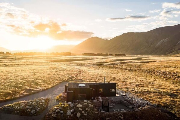 Skylark Cabin is an architecturally-inspired accommodation experience by award-winning New Zealand architectural designer Barry Connor