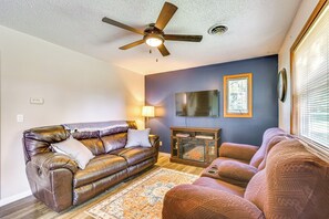 Living Room | Queen Sleeper Sofa | Smart TV | Fireplace | 1st Floor