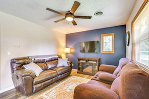 Living Room | Queen Sleeper Sofa | Smart TV | Fireplace | 1st Floor