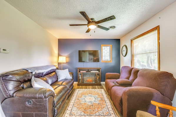 Chapman Vacation Rental | 2BR | 1BA | 1,000 Sq Ft | Small Step to Enter