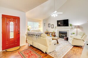 Living Room | Free WiFi | Smart TV
