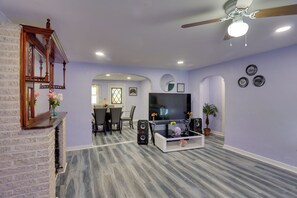 Living Room | Free WiFi | Central Heating & A/C | Smart TV